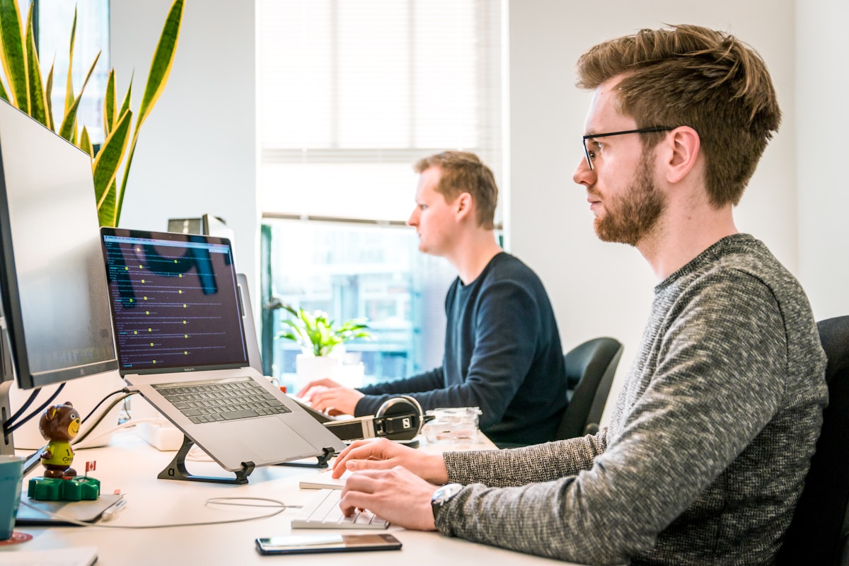 Recipient date zilnic — infrastructură DailyCup pentru ops AI structurate